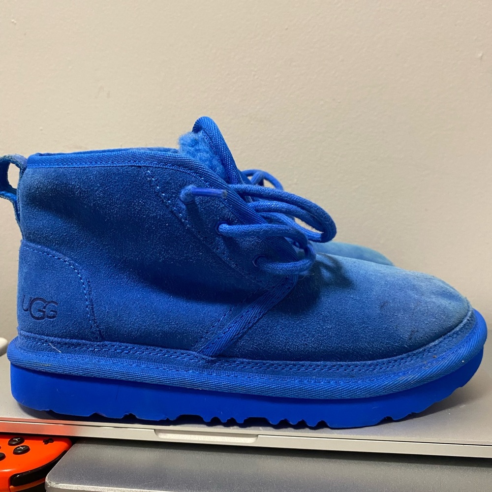 UGGS SIZE 4 IN KIDS